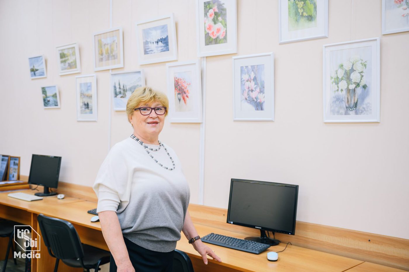 Галина Александровна Ахмина у своих работ на выставке «Акварельная фантазия»